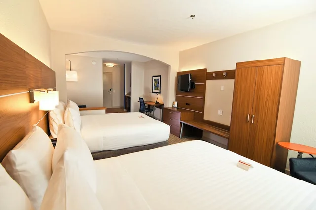 Feature, Suite, 2 Queen Beds, Holiday Inn Express Hotel And Suites Port Clinton Catawba Island 3/8