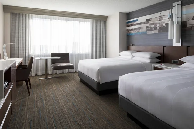 غرفة تنفيذية بسريرين كوين مع أريكة، Kansas City Marriott Country Club Plaza 3/6