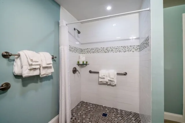 Signature, Single, King Bed, Ocean Front, Accessible، Rainbow Bend Resort 2/2