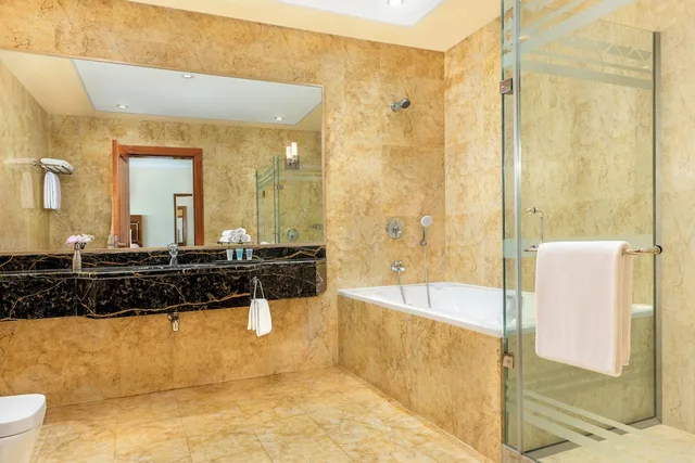 غرفة عائلية بسرير كينج وسريرين منفصلين، Al Raha Beach Resort & Spa 2/2