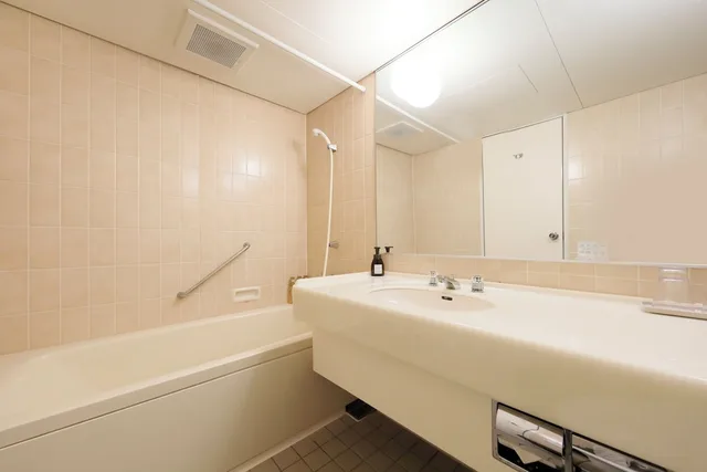 غرفة يابانية غربية بسريرين منفصلين مع أريكة، Yutorelo Nikko Hostel 10/10