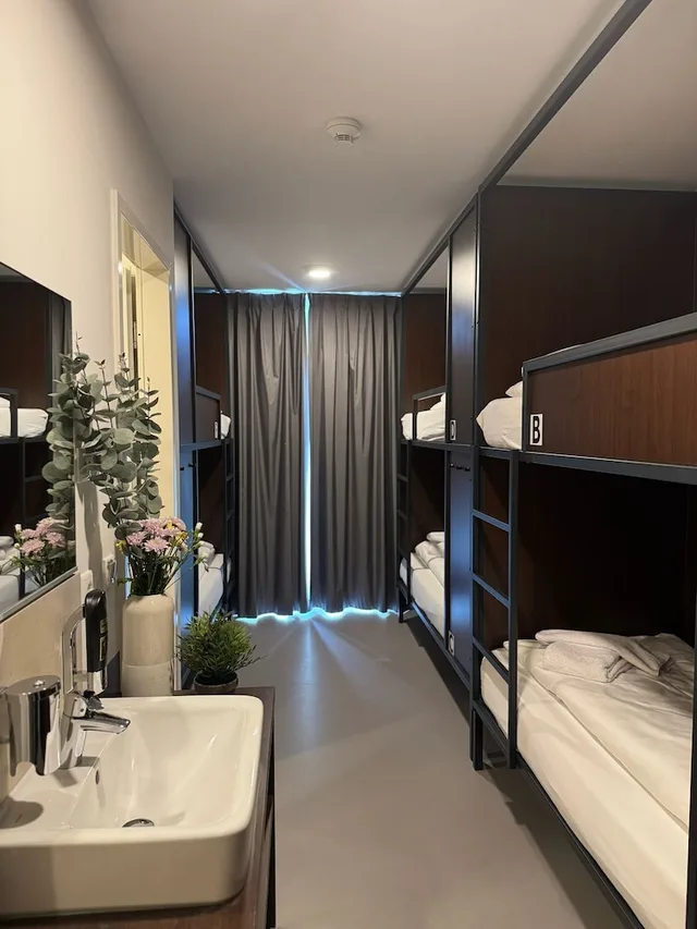 غرفة قياسية بأسرّة بطابقين بإطلالة على الفناء بشرفة، AR City Hotel Berlin 3/7