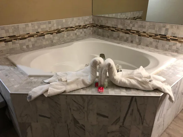 غرفة بسرير كينج بجاكوزي، Econo Lodge Newport Smoky Mountains Gateway 7/9