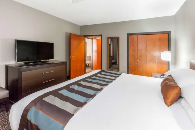 1 Bedroom, Deluxe, Suite, King Bed, Sofa, Wingate by Wyndham Sylvania/Toledo 2/5