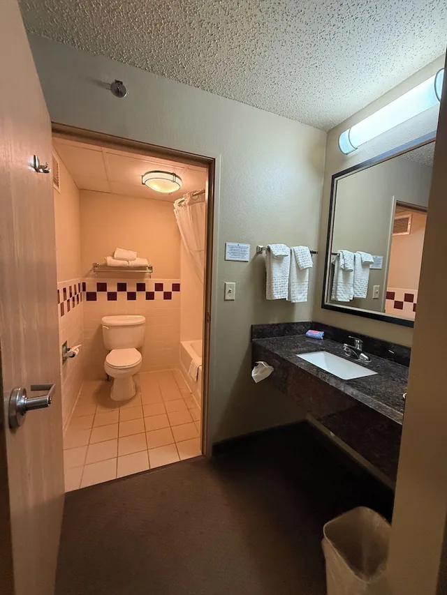 غرفة قياسية بسرير كوين مع أريكة، Rodeway Inn Hesston, KS 10/10