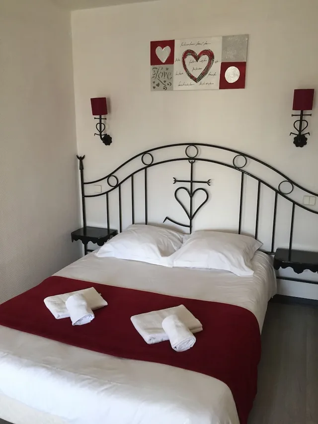 غرفة بحوض استحمام، HOSTELLERIE DE LA SOURCE 4/10