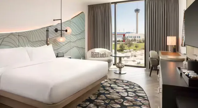 غرفة بسرير كينج بإطلالة على المتنزه، The Monarch San Antonio, Curio Collection By Hilton 1/2