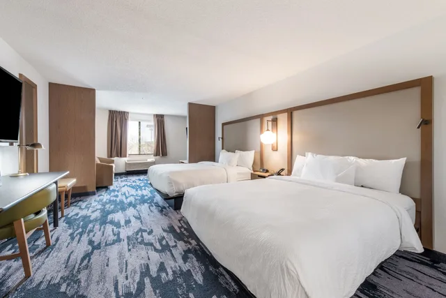جناح بسريرين كوين مع أريكة، Fairfield Inn Suites Greensboro Coliseum Area 3/6