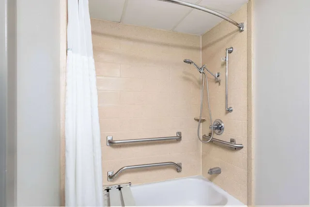 Room, King Bed, Accessible, Days Inn By Wyndham Clarksville North 6/6