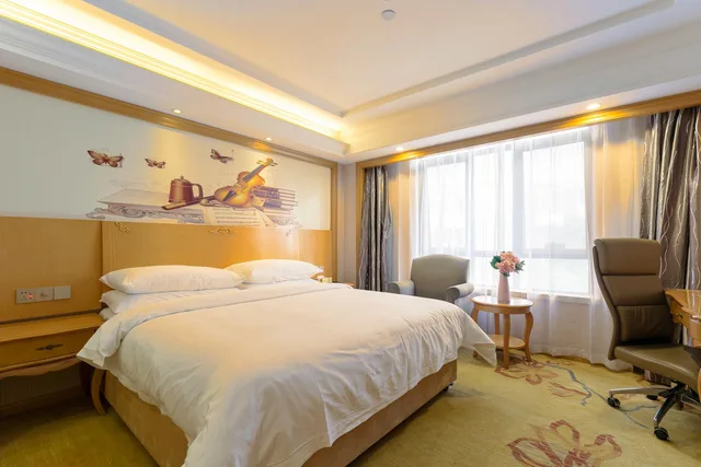 غرفة بزنس بسرير كوين، Vienna International Hotel (Shanghai New International Expo Center) 1/3