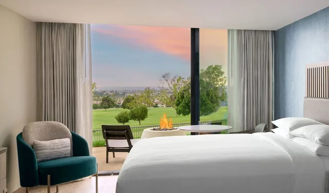 Room, 2 Queen Beds, Golf Course View، VEA Newport Beach, A Marriott Resort & Spa 3/5