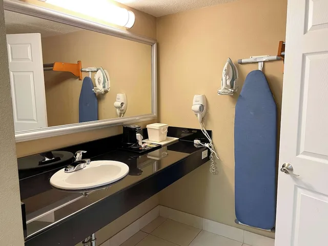 غرفة قياسية بسرير كينج للمدخنين، Studio6 Suites North Richland Hills, TX 5/6