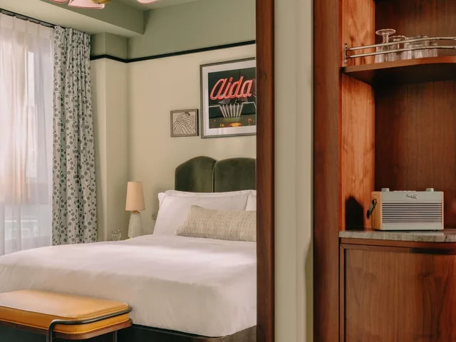 Roomy, King Bed، The Hoxton Vienna 5/7