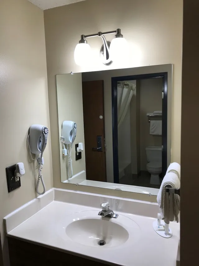 غرفة بسرير مزدوج، Heartland Hotel And Suites 2/3