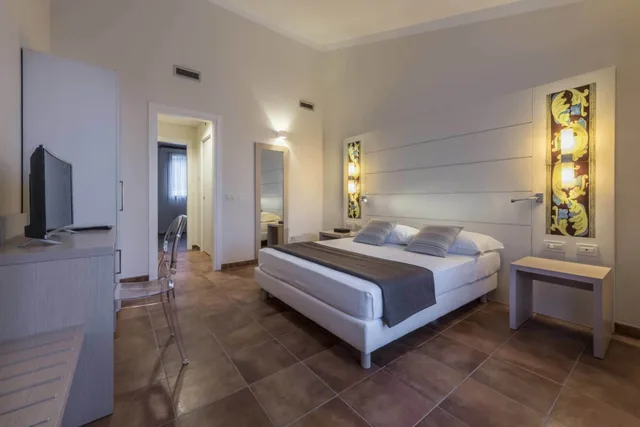 جناح بسرير مزدوج بإطلالة على البحر مع أريكة، Parco Degli Aromi Resort Spa 1/8
