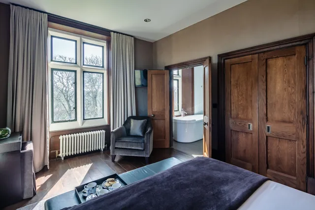 Valley, King Bed، Penrhiw Hotel 2/2