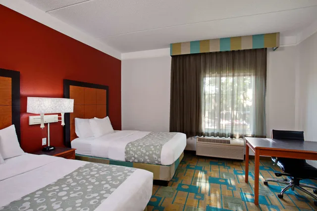 غرفة بسريرين مزدوجين، La Quinta Inn Suites Winston Salem 1/3