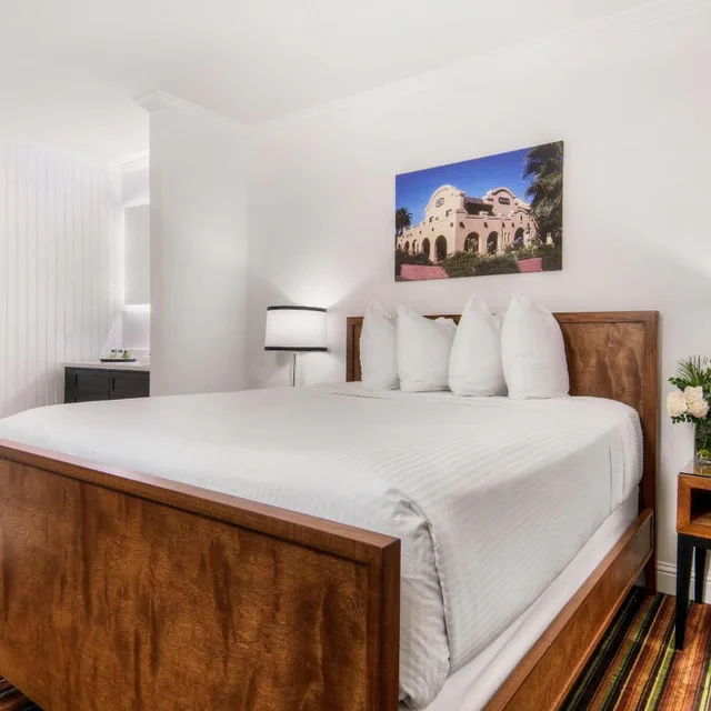 جناح بغرفة نوم واحدة مع أريكة، Aggie Inn, an Ascend Collection Hotel 1/4
