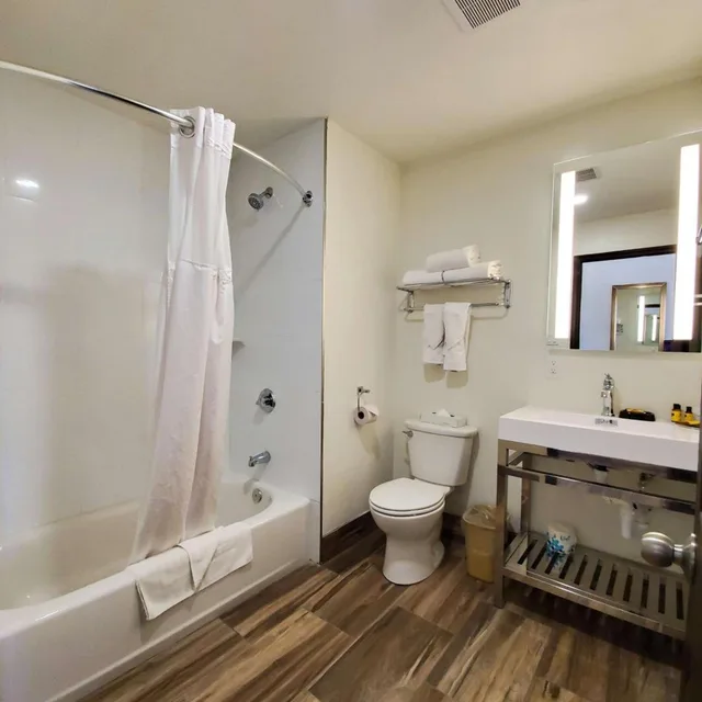 جناح خارجي بسرير كينج مع أريكة، Best Western Plus Main Street Inn 3/3