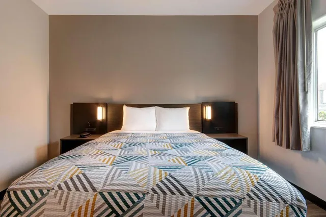 غرفة بسرير كوين لغير المدخنين بمطبخ، Motel6 Pharr, TX 3/5