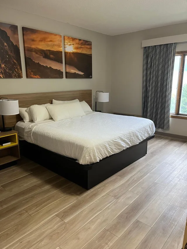 جناح بسرير كينج بغرفة نوم واحدة مع أريكة، Days Inn by Wyndham Hutchinson 2/4