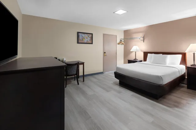 غرفة بسرير كوين لذوي الإعاقة، Baymont by Wyndham Iron Mountain 2/3