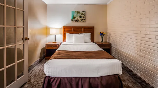 غرفة قياسية بسرير مزدوج مع أريكة، Best Western Adams Inn Quincy-Boston 1/5