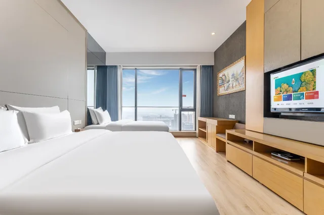 Comfy, Twin Beds, 1 King and 1 Single Beds, Yicheng Apartment Poly World Center 1/1