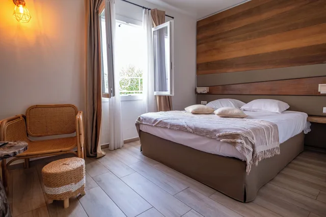 Superior, Queen Bed, Hôtel Les Mouettes 1/6
