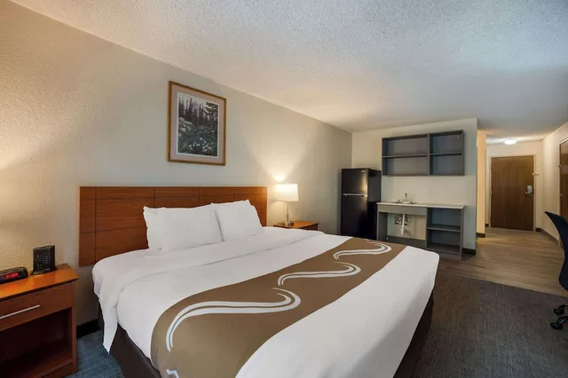 غرفة قياسية بسرير كوين بمطبخ صغير، Suburban Studios Canon City, CO 1/10