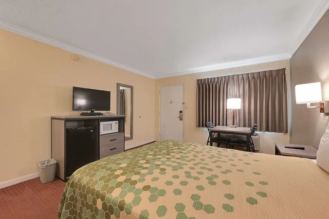 غرفة بسرير كوين للمدخنين، Econo Lodge Woodland near I-5 3/7