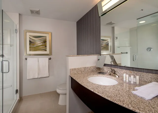 غرفة بسريرين كوين لذوي الإعاقة، Courtyard Lansing 3/5