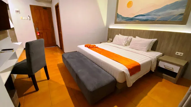 Junior Suite, Queen Bed, Front One Hk Resort Semarang 1/2