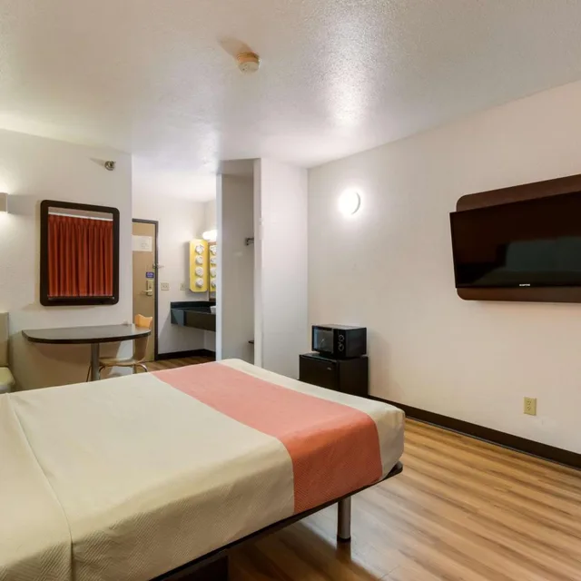 1 Full Bed - Accessible, Smoking، Motel6 Davenport, IA 8/10