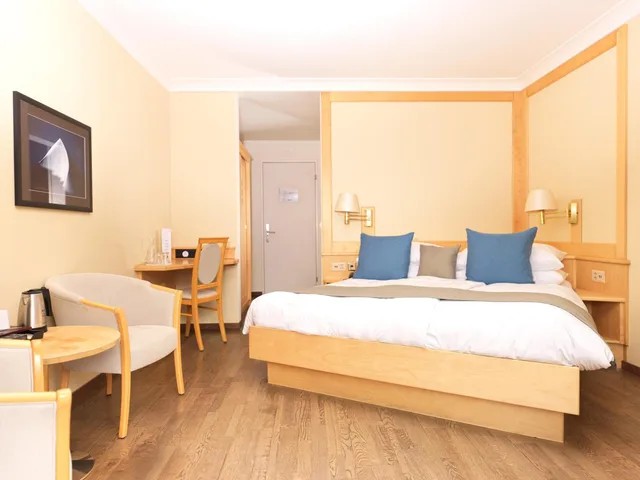 غرفة بسريرين منفصلين بإطلالة على الجبل بشرفة، Beausite Park Hotel 1/6