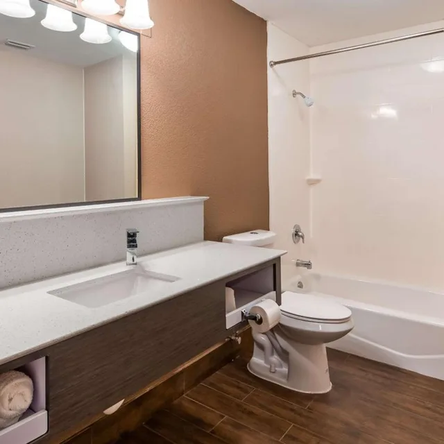 غرفة بسريرين كوين وسرير كوين، Surestay Hotel By Best Western Brownsville 3/4