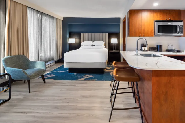 جناح بسرير كوين بغرفتين لذوي الإعاقة، Embassy Suites By Hilton Montreal 3/6