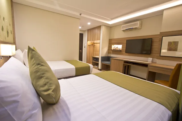 Deluxe, Twin Beds, Crown Regency Hotel Makati 2/2