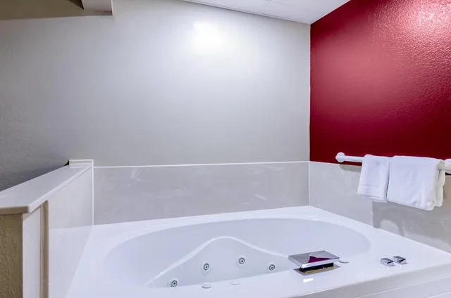 Suite, King Bed, Accessible, Rodeway Inn Hesston, KS 8/10