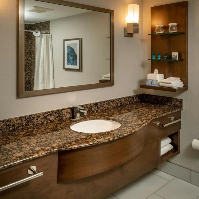 غرفة بسرير كوين مع أريكة لذوي الإعاقة، Delta Hotels By Marriott Huntington Mall 4/6