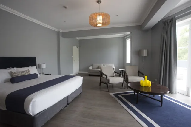 جناح بسرير كينج مع أريكة، Seabreeze Hotel 2/5