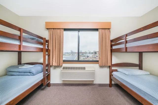 جناح بسرير كينج وأسرّة بطابقين بغرفتي نوم، Days Inn & Suites by Wyndham Baxter Brainerd Area 3/5