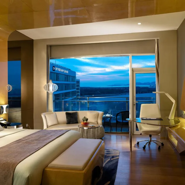 غرفة ديلوكس بسرير مزدوج بإطلالة على البحر بشرفة، Wyndham Grand Hotel Qingdao 4/7