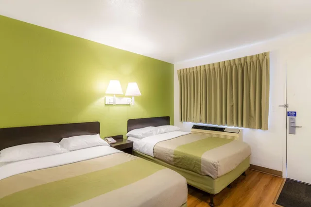 2 Queen Beds - ADA/Tub/Micfridge، Motel6 Green Bay, WI 3/10