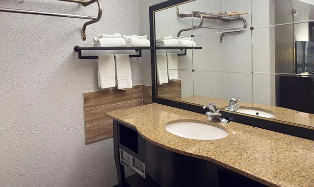 غرفة قياسية بسرير كينج، The Lodge Hotel Banquets St Louis Airport 10/10
