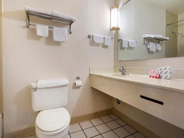 غرفة ديلوكس بسريرين مزدوجين، Americas Best Value Inn Springfield - Mansion View 2/3