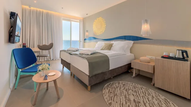 غرفة قياسية بسريرين منفصلين بإطلالة على البحر بشرفة، Bluesun Hotel Jadran 3/6