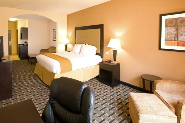 Suite, 2 Queen Beds, Exterior Entrance, Accessible, Holiday Inn Express Suites Beeville 3/10