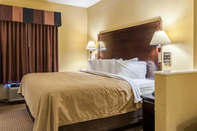 غرفة بسرير مزدوج، Quality Inn & Suites Lafayette 1/2