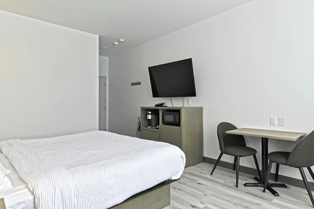 Executive, Queen Bed, Repotel Levis 3/8